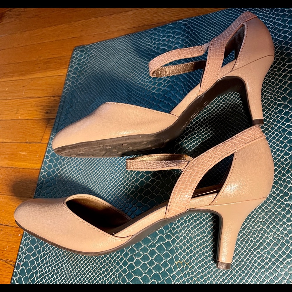 Life Stride soft system, Sz 7 rounded toe pumps